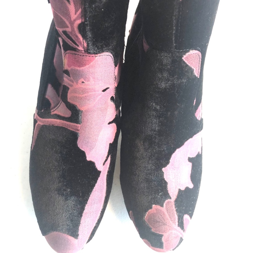 STEVE MADDEN Emison Velvet Black Purple Booties